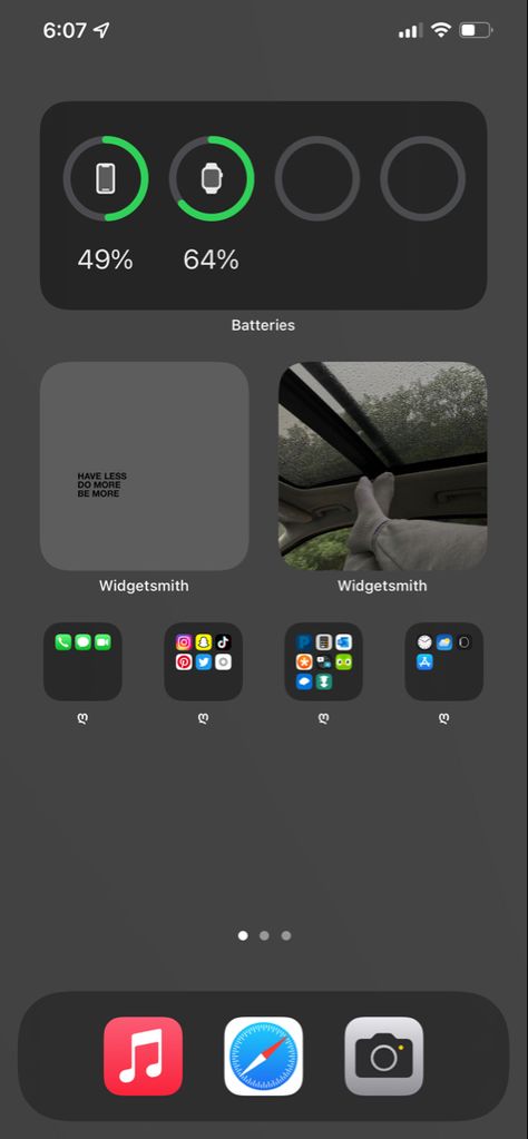 #ios14homescreen #ios15 #iphonewallpapers #iphone #iphone12pro #aesthetic #grey #phonebackground #organization Iphone Icon Organization, Cool Ios Homescreens, Organization Iphone Screen, Aesthetic Grey Homescreen, Organization Ideas For Iphone, Iphone 12 Aesthetic Homescreen, Cool Iphone Layouts, Ios 15 Organization, Grey Homescreen Aesthetic