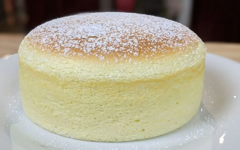 Jiggly Japanese Cheesecake, Jiggly Cake, Jiggly Cheesecake, Fruit Tart Recipe, Cheesecake Lovers, Yoghurt Cake, Japanese Cheesecake, Cheesecake Cake, French Desserts