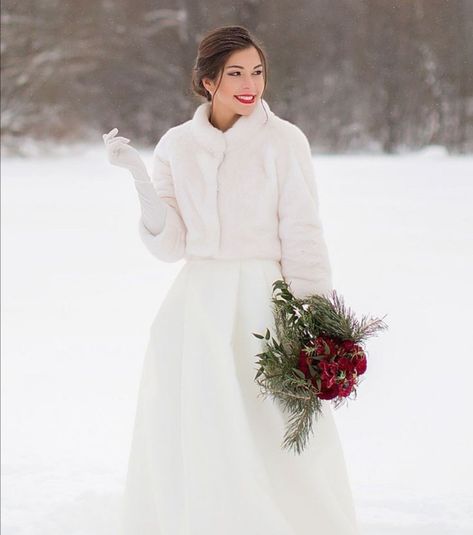 Wedding Dress With Coat Winter, Christmas Wedding Dresses, Winter Wedding Gowns, Wrap Wedding Dress, Outdoor Bride, Women Suits Wedding, Winter Coat Dress, Bridal Fur, Marriage Dress