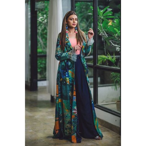 Zara Noor Abbas Dresses, Zara Noor Abbas, Salon Wear, Shrug For Dresses, Stylish Dpz, Bollywood Outfits, Pakistani Dresses Casual, Pakistani Fashion Party Wear, Gown Style