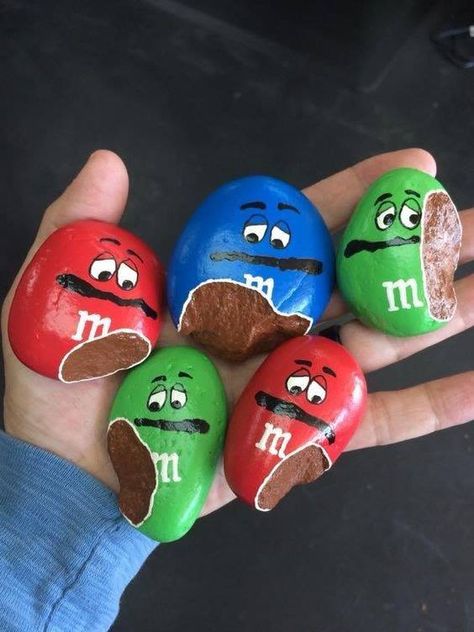 Painted Rock Ideas, M And M, Stone Art Painting, Painted Rocks Craft, Painted Rocks Diy, Rock Painting Ideas Easy, Rock Painting Patterns, Rock Ideas, Rock Painting Designs