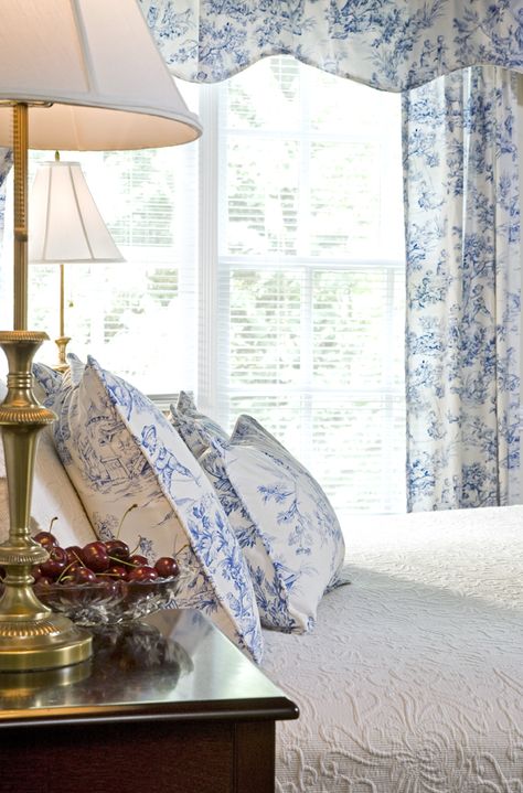 Blue toile accents. ( the 2 chairs/ or the one chair on other side of the room) ...our bedroom? Toile Bedroom, Blue And White Pillows, Country Interior Design, French Country Bedrooms, Casa Country, Blue White Decor, Blue Toile, Country Interior, White Rooms