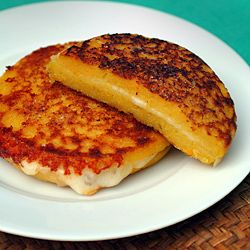 Arepas...? Cachapas. How I miss theses! Food Closet, Pancake Sandwich, Spanish Dish, Colombia Food, Quick Foods, Latin Dishes, Colombian Recipes, Corn Pancakes, Cuban Dishes