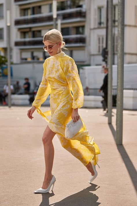 Street style colour trends: show-goer in yellow dress Paris Couture, Plain Outfits, Yellow Outfit, Copenhagen Fashion Week, Couture Week, Outfit Trends, Fashion Gallery, Yellow Fashion, Fashion Week Street Style