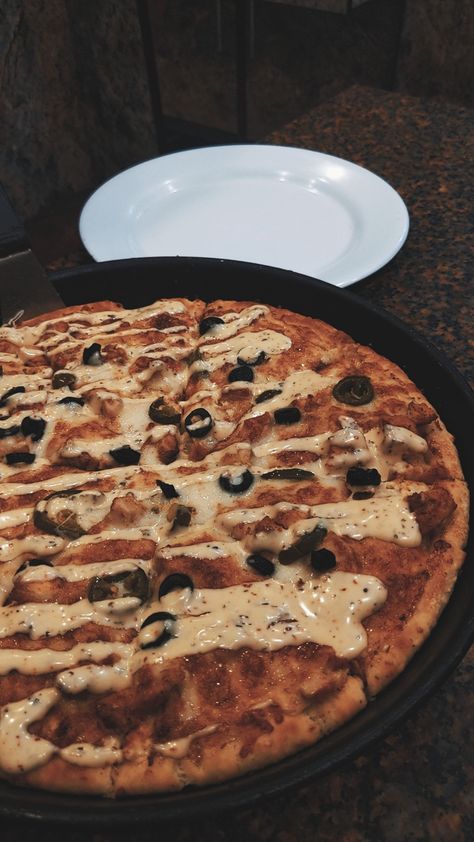 This image shows a delicious pizza with mushrooms and olives on top. The pizza is sitting in a black pan, and the toppings are spread out evenly across the surface of the pizza. The cheese has been melted to perfection, giving it an inviting golden- brown color. In addition to the mushrooms and olives, there are also small pieces of pepperoni scattered around as well. The background is dark, making the colors of the food stand out even more. This pizza looks like it would be perfect for any occa Pizza Snap Streak, Fake Snapchat Streak, Broadway Pizza, Fake Snapchat, Pizza Aesthetic, Snapchat Streak, Snap Streak, Muslim Book, Snap Quotes