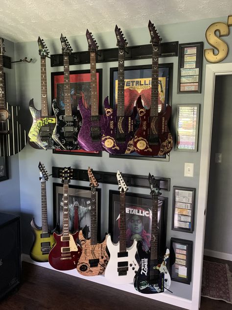 Guitar Feature Wall, Wall Of Guitars, Guitar Man Cave, Guitar House Design, Musician Bedroom Ideas, Guitar Holder Wall, Office And Music Room Combo, Guitar On Wall Decor, Guitar Amps