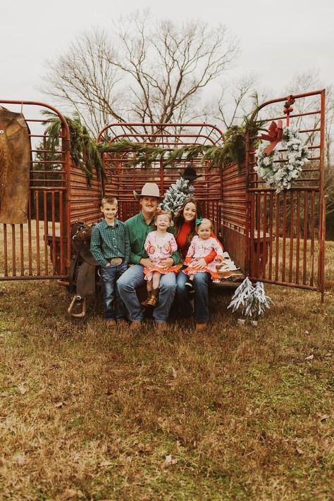 Christmas Family Photos Western, Cow Trailer Christmas Pictures, Christmas Trailer Photoshoot, Horse Trailer Christmas Minis, Trailer Christmas Photoshoot, Western Fall Pictures Family, Western Christmas Mini Session, Christmas Western Photoshoot, Tractor Christmas Mini Session