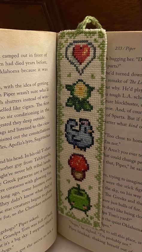 Stardew Valley Friendship Bracelet, Stardew Valley Gifts Ideas, Stardew Valley Bracelet Pattern, Stardew Crochet Pattern, Stardew Valley Background Phone, Star Dew Valley Crochet, Stardew Valley Sweater, Crochet Bookmark Aesthetic, Stardew Valley Embroidery Patterns