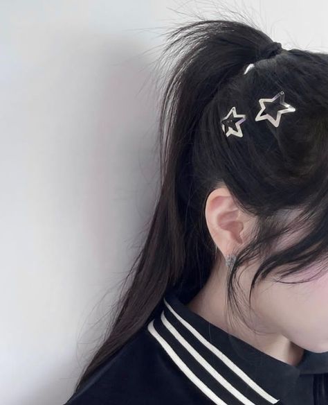 Hair Clips Hairstyles, Black Hair Kpop, Kawaii Hairstyles, Clip Hairstyles, Star Hair, Cute Selfie Ideas, Korean Hairstyle, Star Girl, Hair Barrettes