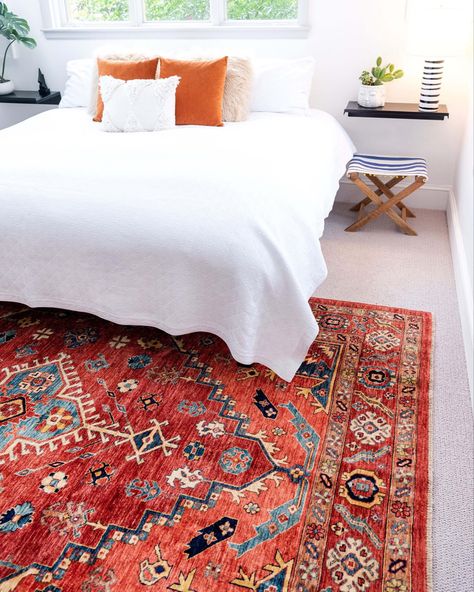 Persian Carpet Bedroom, Vintage Red Carpet, Carpet Inspiration, Diy Apartment Decor, At Home Furniture Store, Bedroom Space, Pretty Bedroom, Home Space, Home Office Accessories