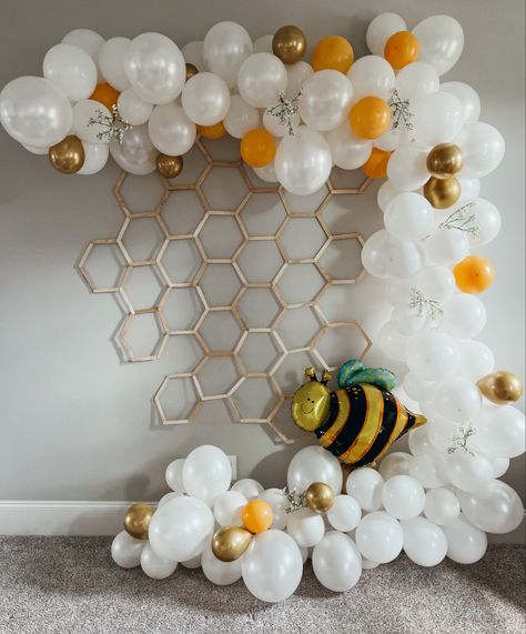 a white, yellow, and gold balloon semi-arch with touches of babies breath & daisies and hanging felt bees for a “babee” shower Honey Bee Party Theme, Mommy To Be Shower Ideas, 1st Bee Day Decorations, Bumblebee Theme Party, Bee Themed Decorations, Happy Beeday Party Ideas, One Bee Birthday, Honeybee Party, Bee Birthday Decorations Ideas