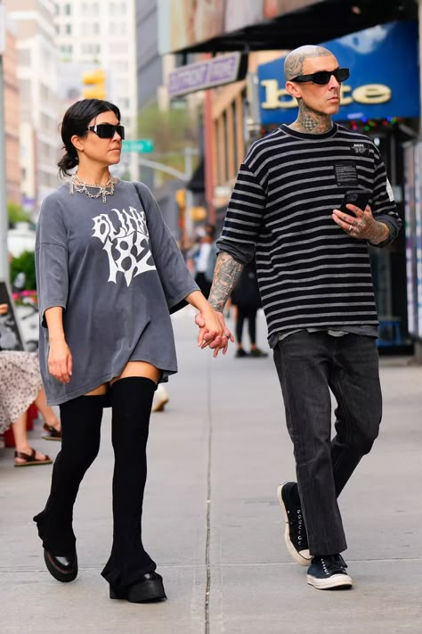 Kourtney Kardashian Concert Outfit, Kourtney Kardashian Iconic Looks, Tshirt Streetwear Women, Kourtney Kardashian Punk Style, Kourtney Kardashian Style Black, Kourtney Kardashian Doc Martens, Kourtney Kardashian Blink 182, Kourtney Kardashian Style 2024, Kourtney Kardashian Outfits 2023