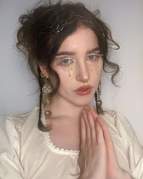 White Gold Makeup Looks, Biblical Angel Makeup, Apollo Makeup, Biblical Angel Costume, Angel Costume Aesthetic, Angel Makeup Look, Angelic Makeup Look, Angel Makeup Ideas, Angelic Makeup