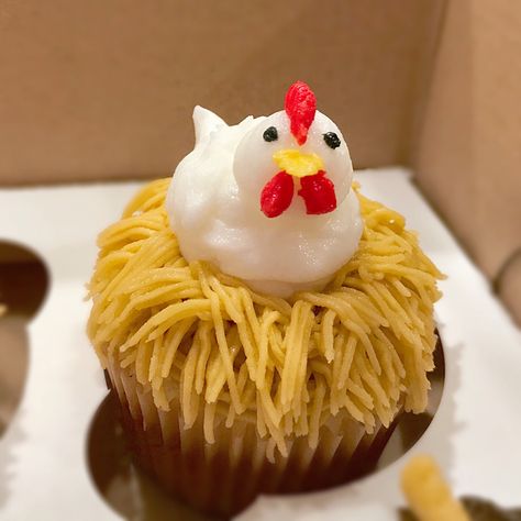 Chicken cupcakes! #nikijoycakes #buttercream #cupcakes #chickencupcake Chicken Themed Cupcakes, Chicken Cupcakes Birthday, Chicken Coop Cake, Chicken Cupcakes Ideas, Rooster Cupcakes, Chicken Cakes Birthday, Doodle Soup, Cupcake Themes, Farm Cupcakes