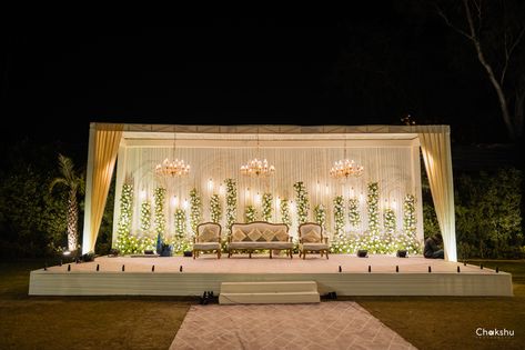 Wedding Reception Stage Decorations Backdrops, Stage Decoration Photos, Mini Stage, Marriage Photoshoot, Marriage Hall, Engagement Stage Decoration, Wedding Gate, Decoration Stage, Simple Stage Decorations