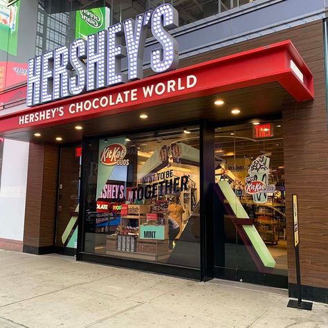 Hershey Factory, Chocolate Girl, Kitty Photos, Doughnut Shop, Milk Chocolate Bar, Hershey's Chocolate, Chocolate Girls, Chocolate World, Chocolate Milkshake