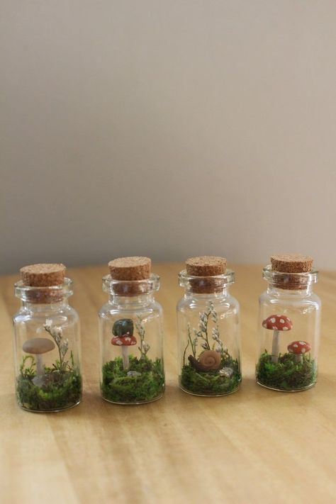 Best Garden Decor - Fairy Garden Decor Ideas - Backyard GArden Decors Things To Do With Small Glass Bottles, Frogs And Mushrooms, Elf Garden, Mini Glass Jars, Mushroom Crafts, Mini Terrarium, Tiny Jars, Jar Art, Fairy Crafts