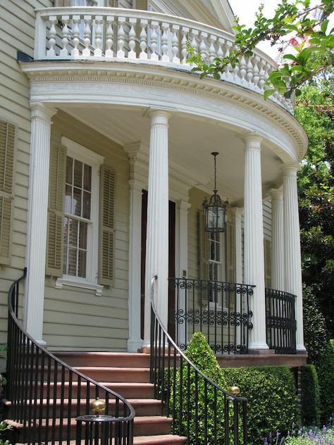 Arched front porch Arched Front Porch, Curved Front Porch, Round Porch, Craftsman Porch, Back Porch Designs, Car Ports, Southern Architecture, Entrance Porch, House Siding