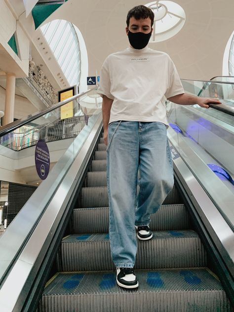 Gen Z Boy on Escalator shopping mall 90s style jeans outfit Oversize Pants Outfit For Men, Cream T Shirt Outfit Men, Jordan 1 Men Outfit, Cream T Shirt Outfit, Man Oversized Outfit, Oversized Jeans Outfit Men, Cream Shirt Outfit Men, Oversized Style Men, Jordan 1 Outfit Men Fashion