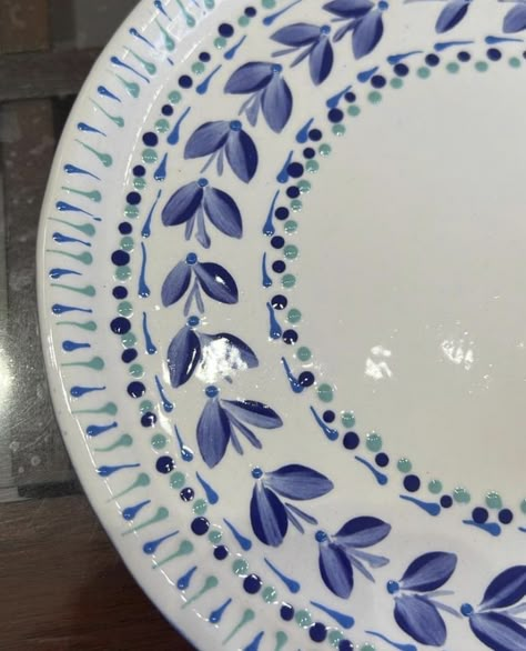 Blue And White Pottery Painting, Pottery Painting Ideas Blue, Pottery Painting Blue, Pottery Plate Painting Ideas, Ceramic Bowl Painting Ideas, Plate Painting Ideas, Blue Pottery Designs, Plate Painting, Ceramic Cafe