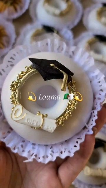 Matriculation Cake Designs, Convocation Cake Ideas, Mba Graduation Cakes, Graduation Party Picture Display, Graduation Treats, Graduation Party Pictures, Algerian Recipes, Graduation Party Diy, Senior Graduation