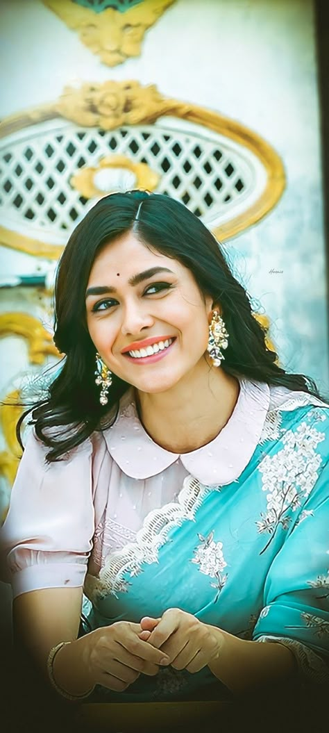 Sitaramam Movie Blouses Design, Sita Ram Blouse Designs, Mrunal In Sitaramam, Sita Ramam Blouse Designs, Sita Ramam Saree Blouse, Mrunal Thakur Sita Ramam Outfits, Sita Mahalakshmi Saree, Sita Mahalakshmi Outfits, Sitaramam Blouse Designs