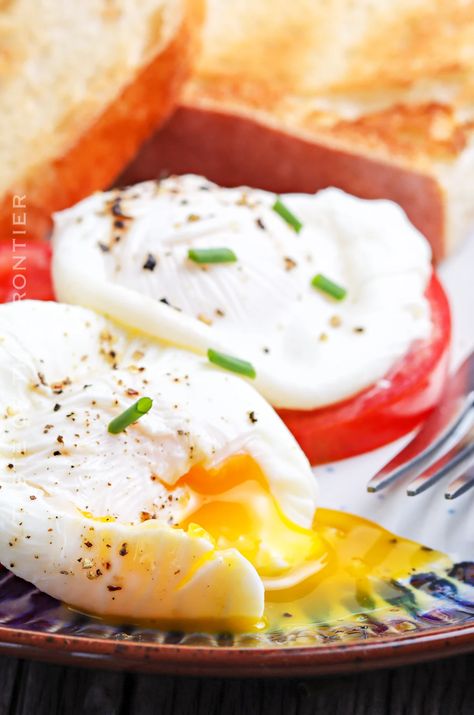 This easy poached eggs recipe makes a great breakfast. All you need is eggs, a little vinegar, water, and a saucepan. So simple and tasty! Poached Eggs Recipe, Quick Quiche, Easy Poached Eggs, Breakfast Meats, Poached Eggs On Toast, Blueberry French Toast Bake, Poached Egg Recipe, Savory Breakfast Recipes, Kitchen Materials