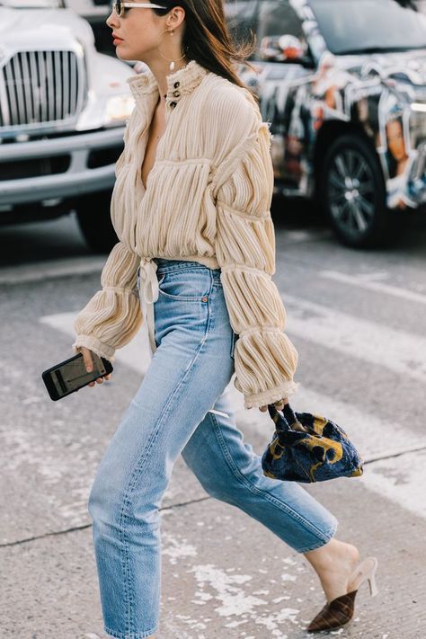 Update your denim outfit rotation this fall with the coolest new ways to wear mom jeans. Add each combination to your line-up to freshen your denim style. Chic Jean Outfits, Jeans Outfit For Work, Mama Jeans, Moda Denim, Chic Jeans, Denim Outfits, Denim On Denim, Beige Outfit, Outfit Jeans