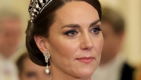 Kate Middleton, ultime notizie. Il ritratto agghiacciante della Principessa del Galles – DiLei Charlotte Casiraghi, Jenny Packham, Buckingham Palace, Kate Middleton, Lei, Tiara