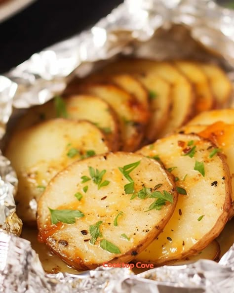 I never met a single person who didn't like this dish! Pinky swear! Pocket Potatoes, Potato Side Dishes Easy, Foil Pack Meals, Easy Potato Recipes, Roasted Vegetable Recipes, Pinky Swear, Potato Recipes Side Dishes, Potatoe Casserole Recipes, Potato Sides