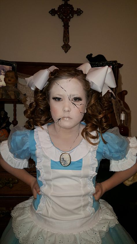 Broken porcelain doll - Halloween costume Porcelain Doll Costume Diy, Porcelain Dolls Costume, Porcelain Doll Halloween Costume, Porcelain Doll Halloween, Broken Porcelain Doll, Lip Makeup Art, Broken Doll Halloween, Porcelain Doll Costume, Best Face Makeup