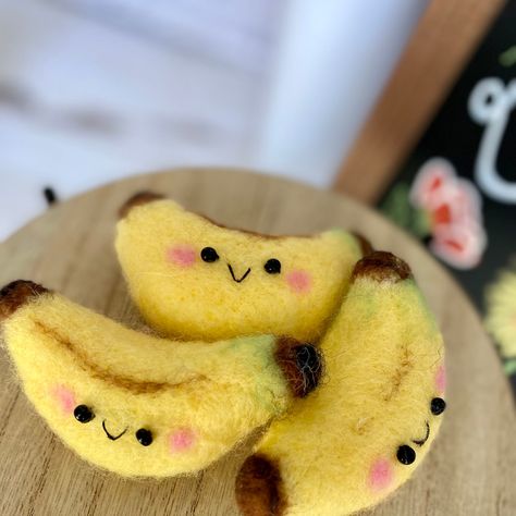 Needle Felting Fruit, Needle Felt Ideas, Simple Needle Felting, Needlepoint Felting, Felt Banana, Felted Food, Felt Needling, Needle Felting Ideas, Felt Making