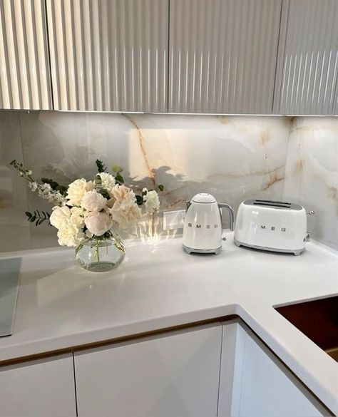 White Marble Kitchen, Apartment Decor Inspiration, Kitchen Marble, Amazon Uk, Dream House Interior, Apartment Inspiration, Minimalist Kitchen, Home Room Design, Dream House Decor