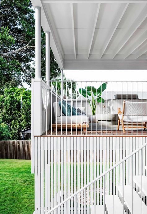 Laundry On Deck, Outdoor Timber Stairs, Balustrade Design Outdoor, Queenslander Deck, Modern Queenslander Exterior, Modern Railing Outdoor, Balustrade Exterior, Balcony Railing Ideas, Clo Studios