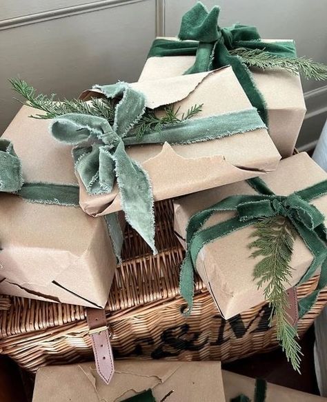 Gift Wrapping Ideas Kraft Paper, 2023 Gift Wrapping Ideas, Country Christmas Wrapping Ideas, Organic Gift Wrapping, 2023 Christmas Wrapping, Velvet Wrapping Paper, Velvet Gift Wrapping, Christmas Gift Wrap Velvet Ribbon, Christmas Wrapping Kraft Paper