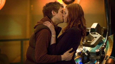 Amy and Rory give their lips a kiss,  T-A-R-D-I-S-S Amy Pond And Rory Williams, Amy And Rory Pond, Amy And Rory, Rory And Amy, Caitlin Blackwood, Rip Hunter, Arthur Darvill, Rory Williams, Tv Doctors