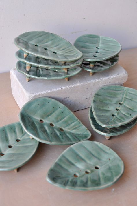 Leaf Soap Dish Tutorial — pottery to the people Cerámica Ideas, Pottery Workshop, Pottery Handbuilding, Diy Ceramic, Ceramic Soap Dish, Clay Crafts Air Dry, Keramik Design, Pottery Gifts, Pottery Dishes