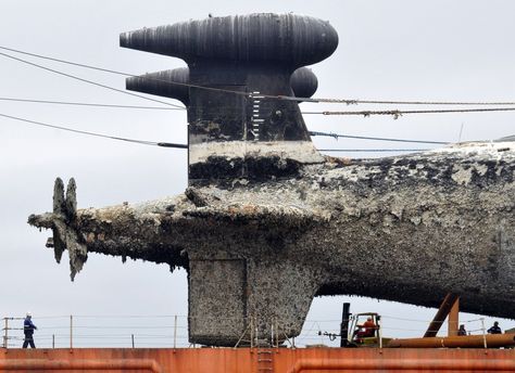 Rusty Russian Submarine 5 Russian Submarine, Navi A Vela, State Of Decay, Nuclear Submarine, Military Pictures, Military Equipment, Navy Ships, Amazing Photos, Military History