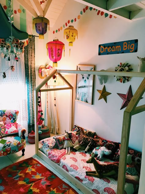 Junior Bedroom Ideas, Maximalist Toddler Room, Maximalist Kids Room, Whimsical Kids Room, Garden Sunroom, Bedrooms Black, Trashy Y2k Bedroom, Bohemian Kids Room, Eclectic Kids Room