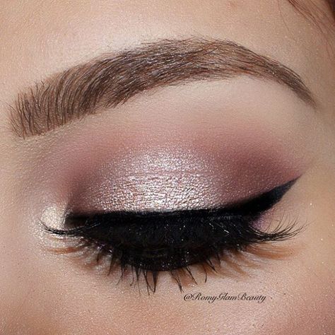 Fall Beauty Trends, Trendy Eyeshadow, Full Face Makeup, Trendy Makeup, Natural Eye Makeup, Blue Makeup, Eye Shadow Palette, Blue Eye Makeup, Makeup Goals