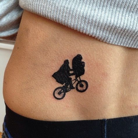 This E.T. full moon scene silhouette tattoo. | 21 Awesomely Inspired '80s Kids Tattoos He Man Tattoo, E.t Tattoo, Mujeres Tattoo, Fan Tattoo, Movie Tattoo, Movie Tattoos, Retro Tattoos, Omerta Tattoo, Silhouette Tattoos