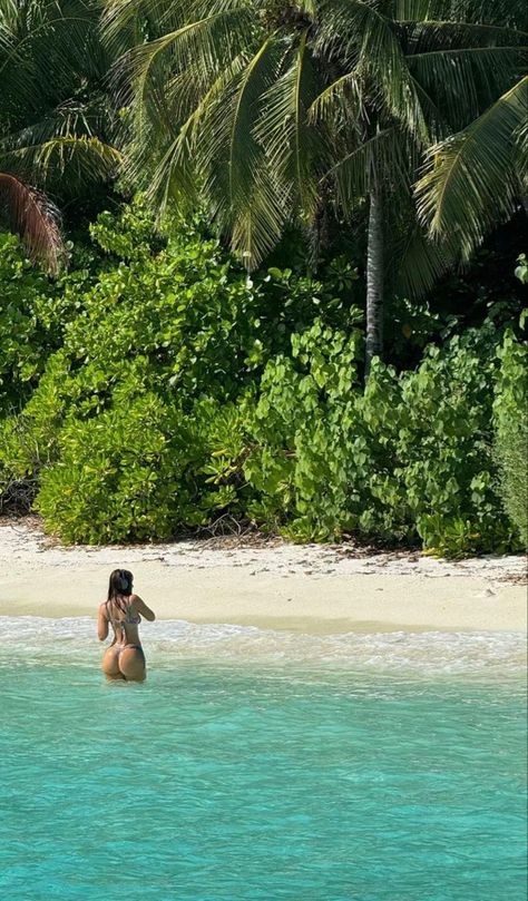 Trading Room, Australian Girl, 10k A Month, Summer Picture Poses, Vacation Mood, Poster Photo, Beach Photography Poses, Vogue Australia, Beach Poses