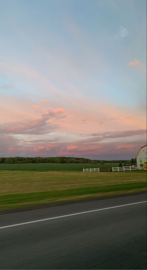 Country Sky Aesthetic, Country Side Aesthetic Wallpaper, Farm Wallpaper Aesthetic, Sky Aesthetic Wallpaper, Sunset Sky Aesthetic, Countryside Wallpaper, Wallpaper Clouds, Phone Decorations, Country Wallpaper