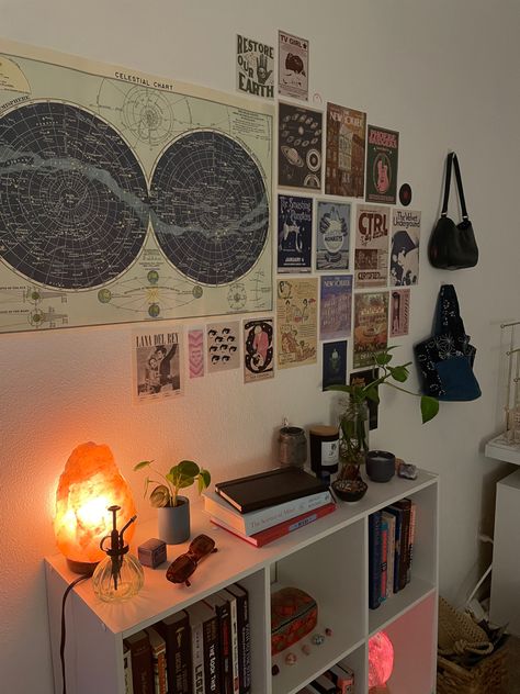 Literature Room Decor, Geography Room Decor, Room Decoration Inspiration, Tarot Room Aesthetic, Retro Room Decor Ideas, Space Room Aesthetic, Travel Inspired Bedroom, Space Room Ideas, Bedroom With Posters