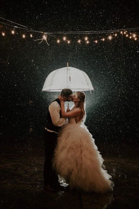 Rain on your wedding day Rain Wedding Photos, Rainy Wedding Photos, Rainy Day Photos, Night Time Wedding, Rain Wedding, Wedding Photography Ideas, Rain Photo, Umbrella Wedding, Rainy Wedding