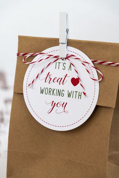 Free Printable Holiday Gift Tags It's a Treat Working with You. Christmas gifts for coworkers. Staff holiday gift ideas. Employee appreciation Christmas gifts. #employees #staff #coworker #appreciation Birthday Ideas List, Staff Holiday Gift Ideas, Gifts For Girlfriend Birthday Ideas, Girlfriend Birthday Ideas, Coworker Holiday Gifts, Employee Christmas Gifts, Appreciation Gifts Diy, Coworkers Christmas, Employee Development