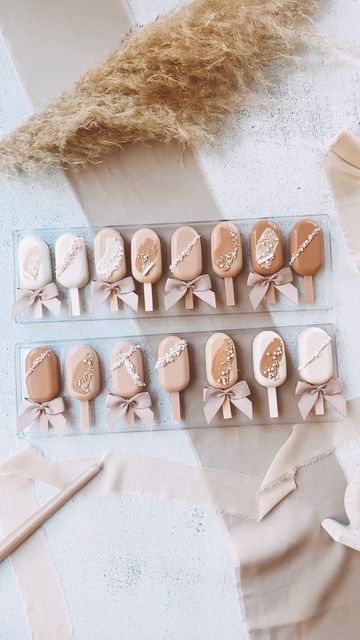 Irina Kolosha | Cakesicles on Instagram: "Aren’t these so dreamy?! Are they better with or without the little bows? Let me know what you think 👇 . . . . . . . . #bakingreels #cakesicles #treatbox #meringue #cakepops #tacomabaker #tacomatreatbox #seattlebakery #cakesiclesofig #bakersofinstagram" Cakesicle Box Ideas, Boho Cakecicles, Boho Cakesicles, Dessert Flatlay, Cakesicles Wedding, Cakesicles Ideas For Birthday, Wedding Cakesicles, Cakesicles Ideas, Cake Pop Decorating