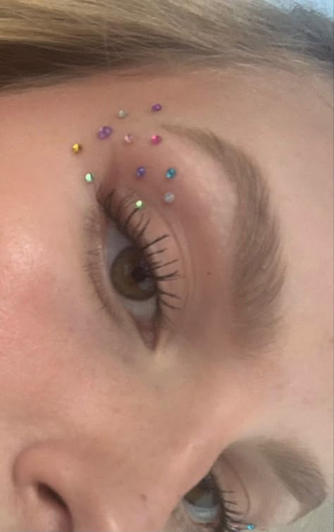 Colorful Gem Makeup, Easy Gem Makeup, Face Gem Placement, Eyeliner And Rhinestones, Rhinestone Freckles, Face Gems Ideas, Face Gem Makeup, Guts Makeup, Face Gem Ideas