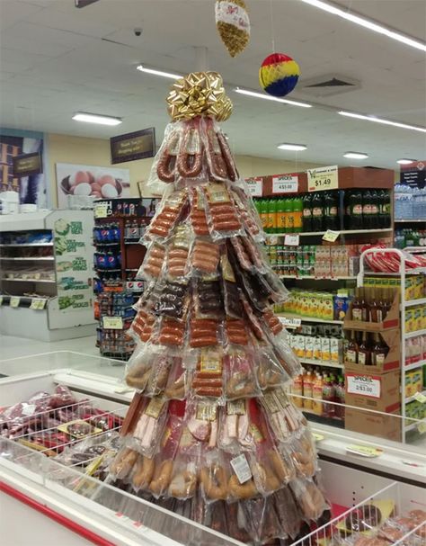 The Christmas Tree At My Local Supermarket Funny Christmas Pictures, Funny Christmas Tree, Funny Christmas Ornaments, Christmas Gifts For Grandma, Weird Holidays, Christmas Display, Christmas Pictures, Funny Christmas, Xmas Tree