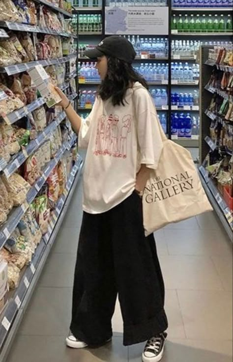 Over Size Clothes Outfit, Baggy Clothes For Hot Weather, Super Oversized Outfit, Oversized Clothes For Women, Large Clothes Outfit, Girly Oversized Outfits, Korean Outfits Oversize, Very Oversized Shirt Outfit, Oversize Outfit Girl